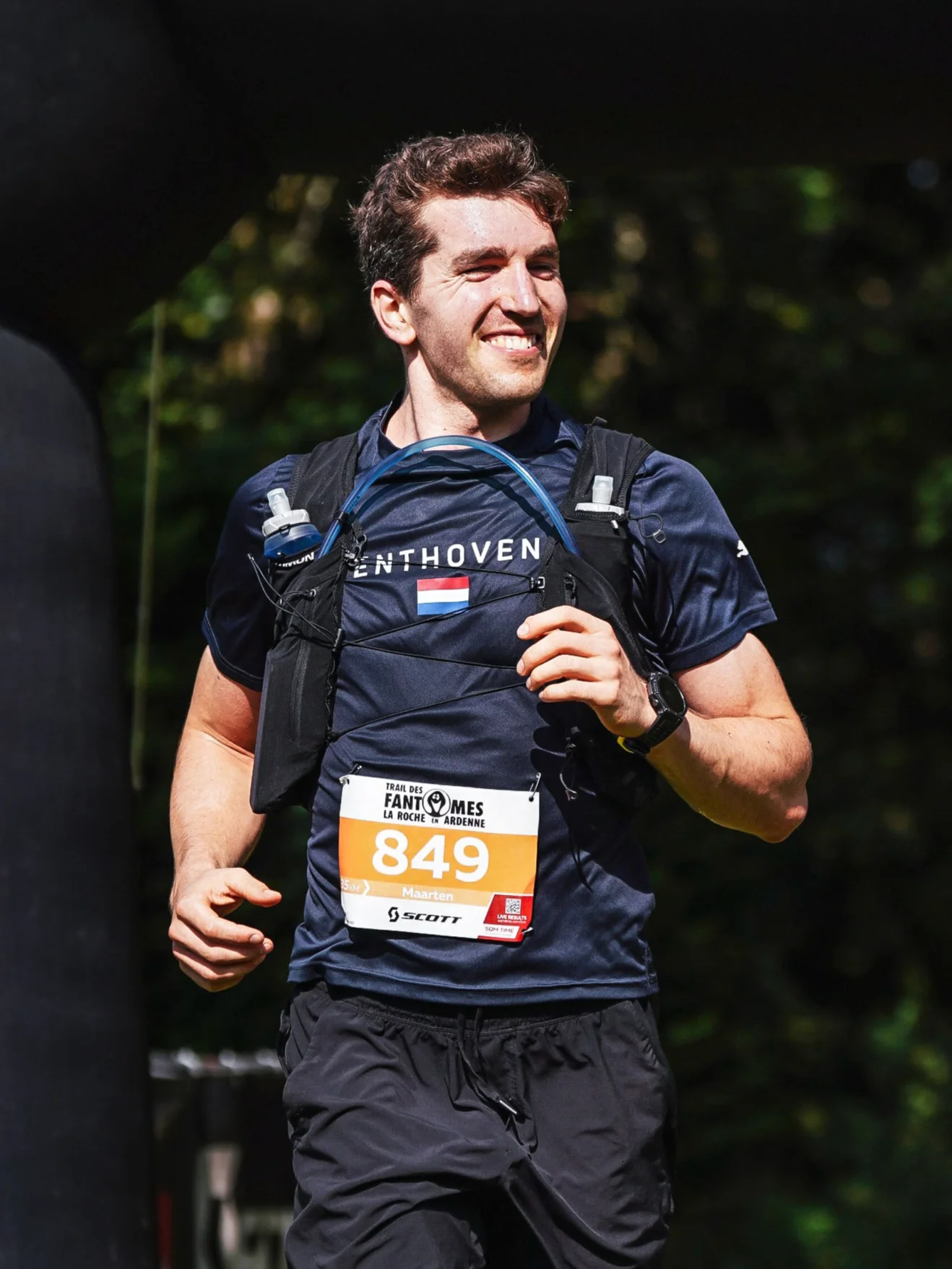 Maarten Enthoven running a trail race in a Netherlands jersey.